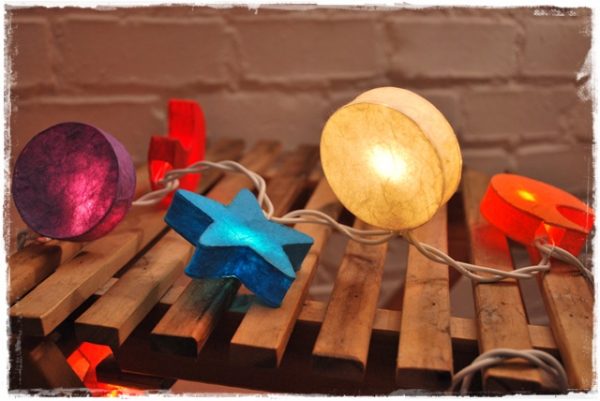 Guirnalda de luces estrellas, soles y lunas multicolor | Iluminoteca