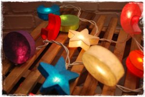 Guirnalda de luces estrellas, soles y lunas multicolor | Iluminoteca