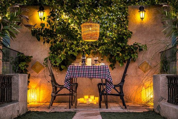 luces cálidas jardín