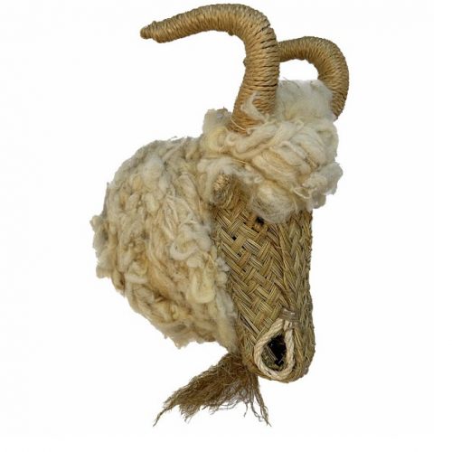 Cabeza de carnero de esparto y lana